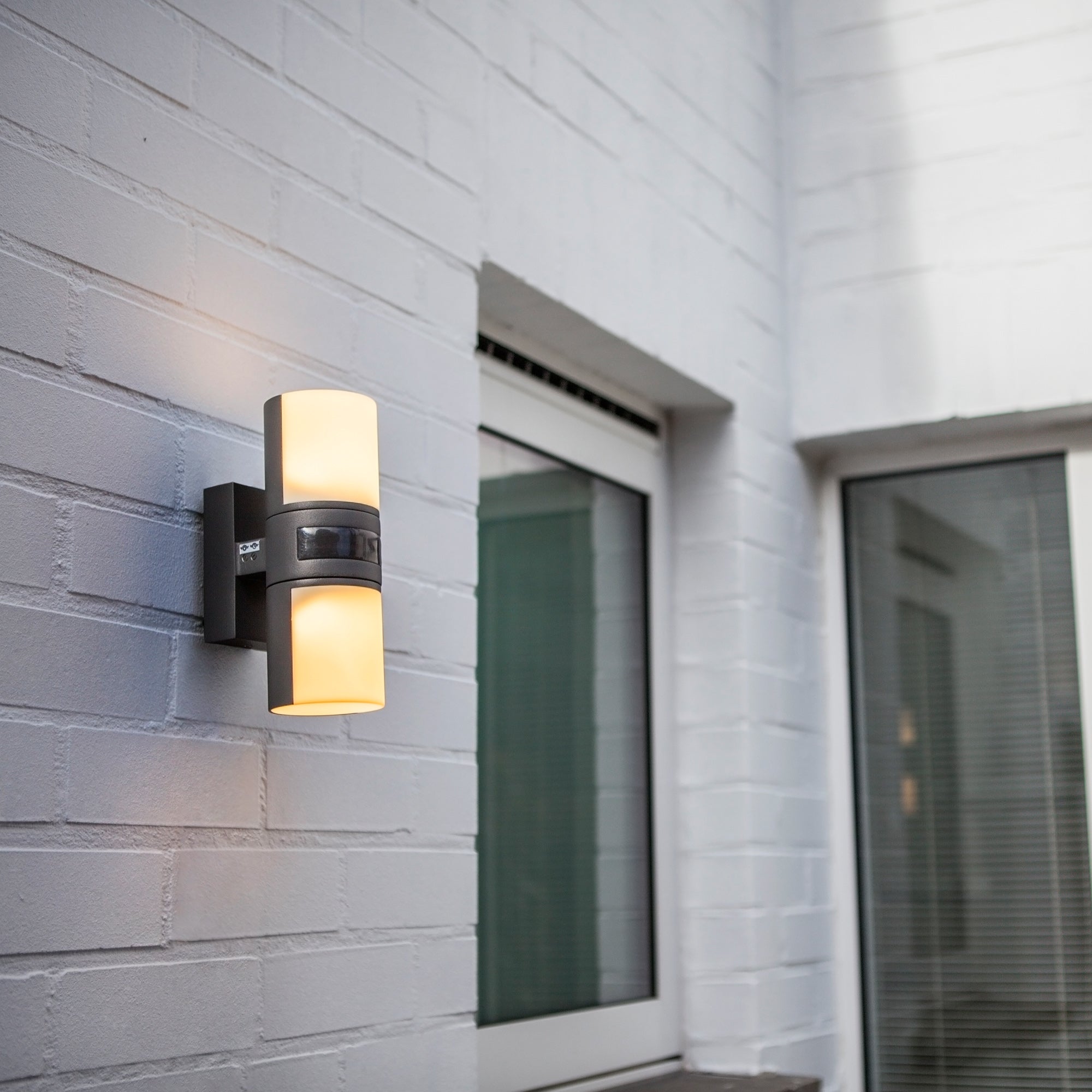 CYRA LED zidna svjetiljka sa senzorom 16,5W 3000K